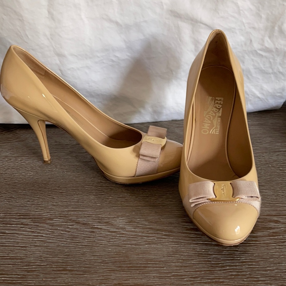 Nude patent leather pumps